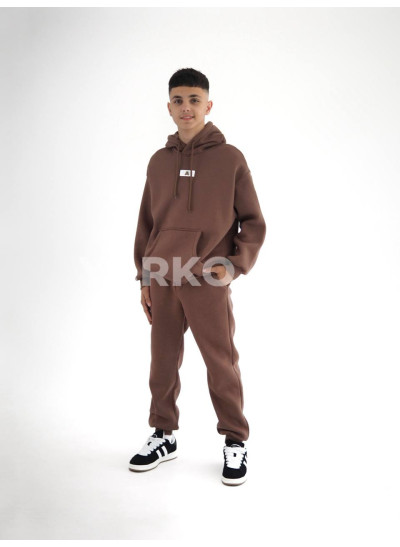 Костюм спортивний HAYKIDS для хлопчиків на зиму 24WE066-2 котон/фліс шоколад нашивка A 146(р)