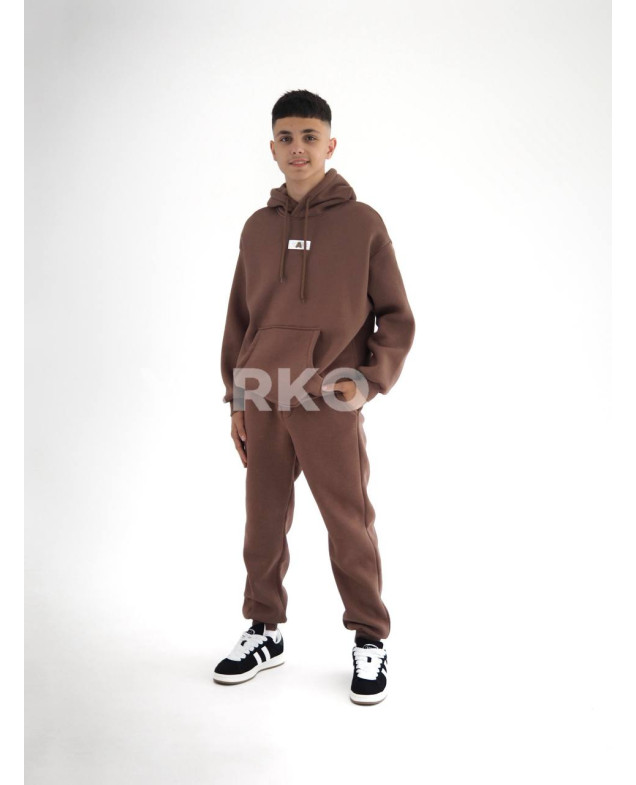 Костюм спортивний HAYKIDS для хлопчиків на зиму 24WE066-2 котон/фліс шоколад нашивка A 146(р)